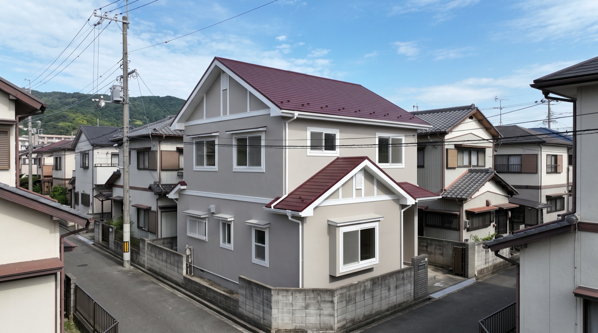 塗り替えを終えた家の外壁と屋根